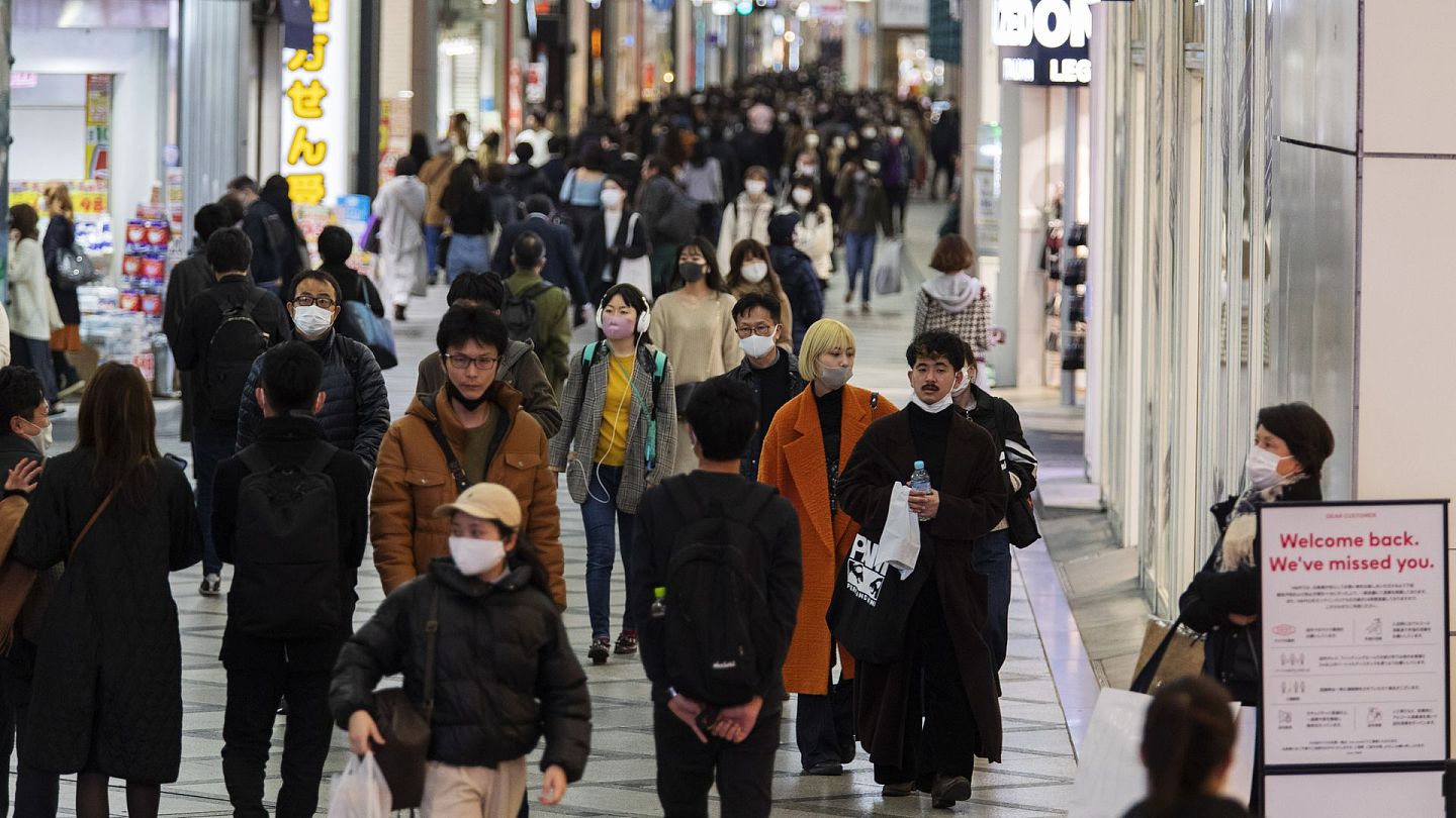 2020年11月26日，大阪民众佩戴口罩走在商店街上。（AP）