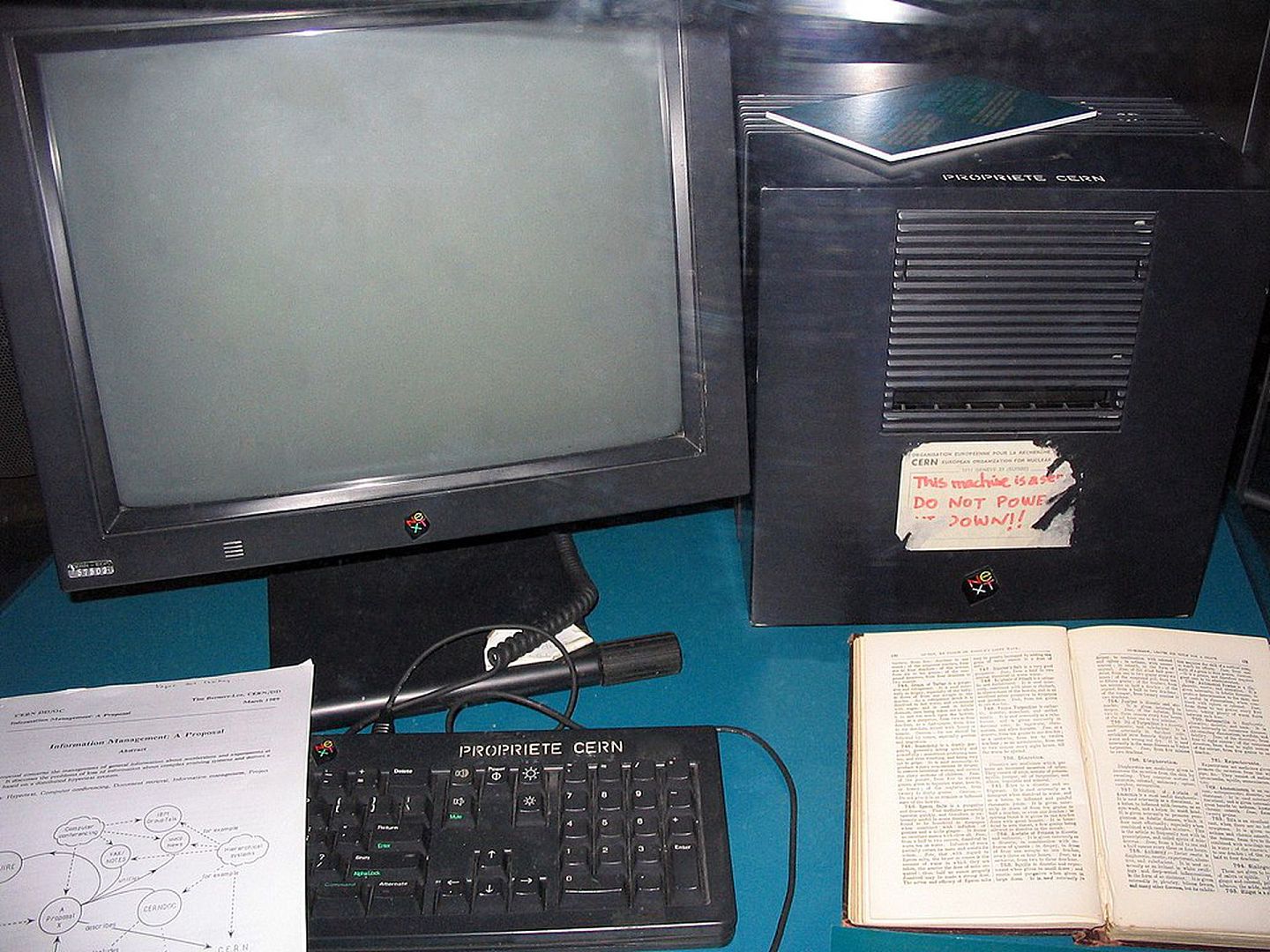 伯纳斯-李在欧洲核子研究中心（CERN）使用了这台NeXT计算机制造世界上第一台网络伺服器。（维基百科公共领域）