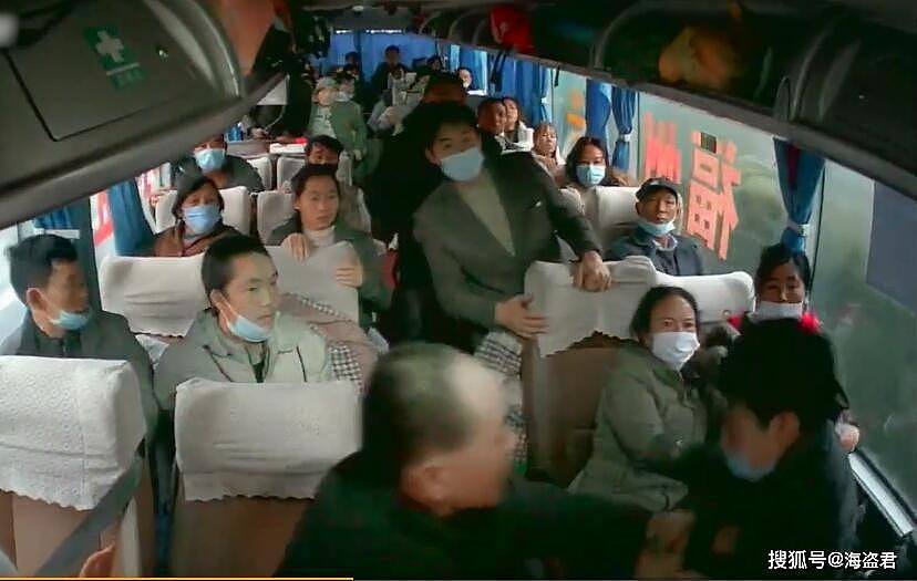 视频曝光！中国一司机惨遭乘客用锤子砸头，39名乘客命悬一线，满头的血死死把住方向盘（视频/组图） - 5