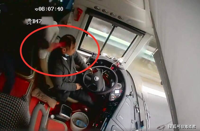 视频曝光！中国一司机惨遭乘客用锤子砸头，39名乘客命悬一线，满头的血死死把住方向盘（视频/组图） - 4