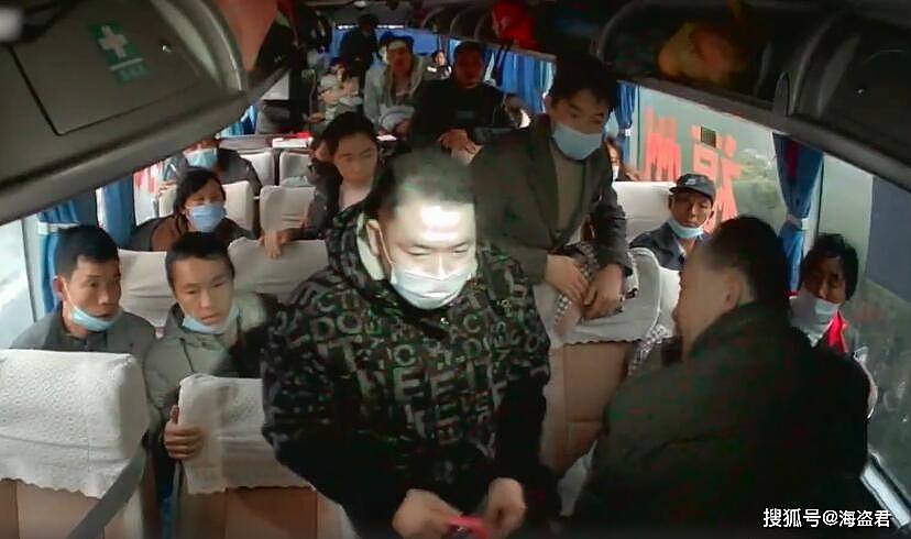 视频曝光！中国一司机惨遭乘客用锤子砸头，39名乘客命悬一线，满头的血死死把住方向盘（视频/组图） - 6