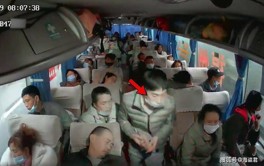 视频曝光！中国一司机惨遭乘客用锤子砸头，39名乘客命悬一线，满头的血死死把住方向盘（视频/组图） - 3