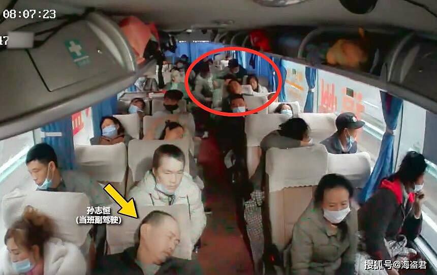 视频曝光！中国一司机惨遭乘客用锤子砸头，39名乘客命悬一线，满头的血死死把住方向盘（视频/组图） - 1