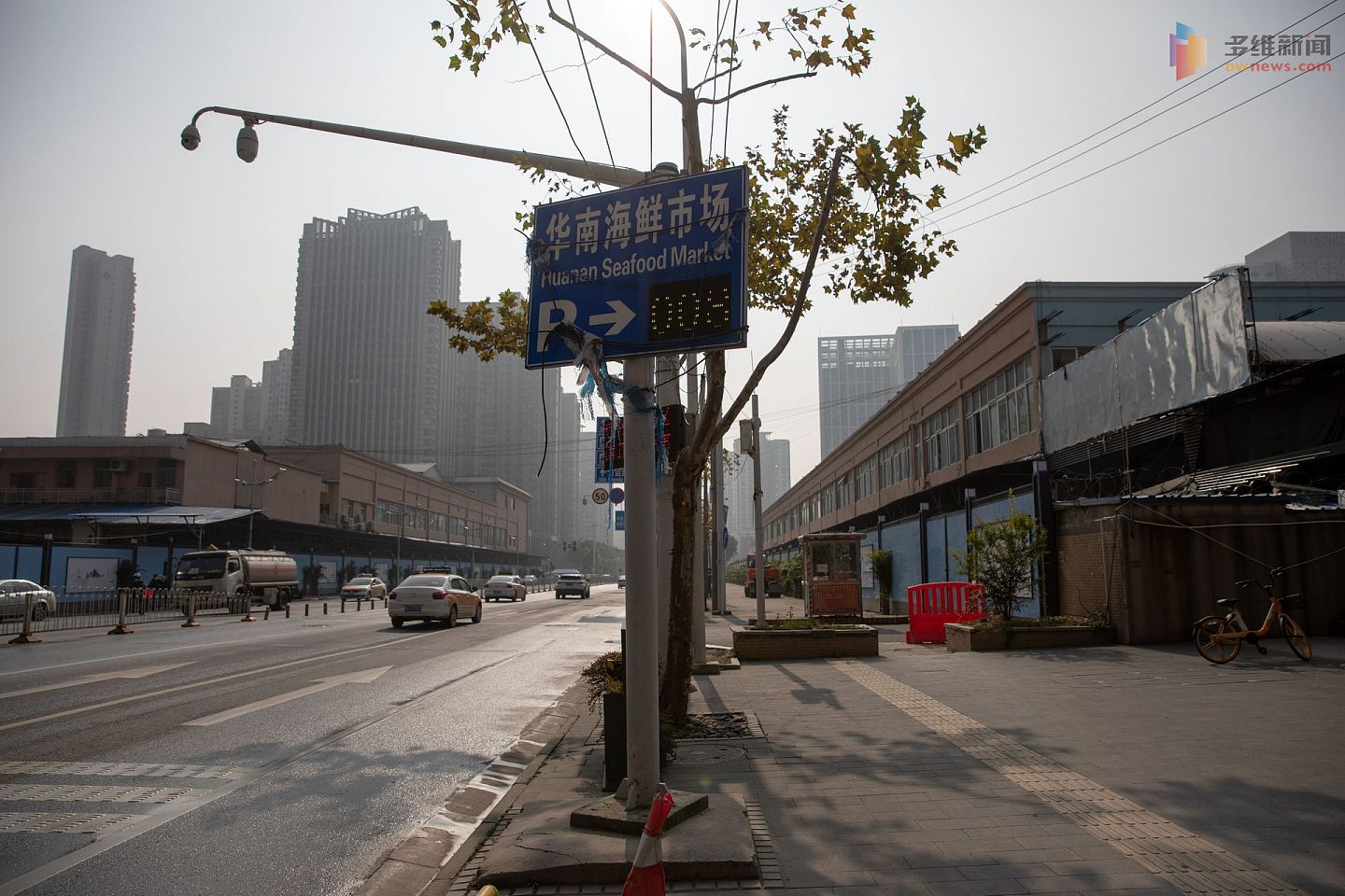 新冠病毒最早于2019年底在武汉被发现，华南海鲜市场曾一度成为武汉疫情的风暴中心，图为华南海鲜市场停车场入口，现已停用。（多维新闻）