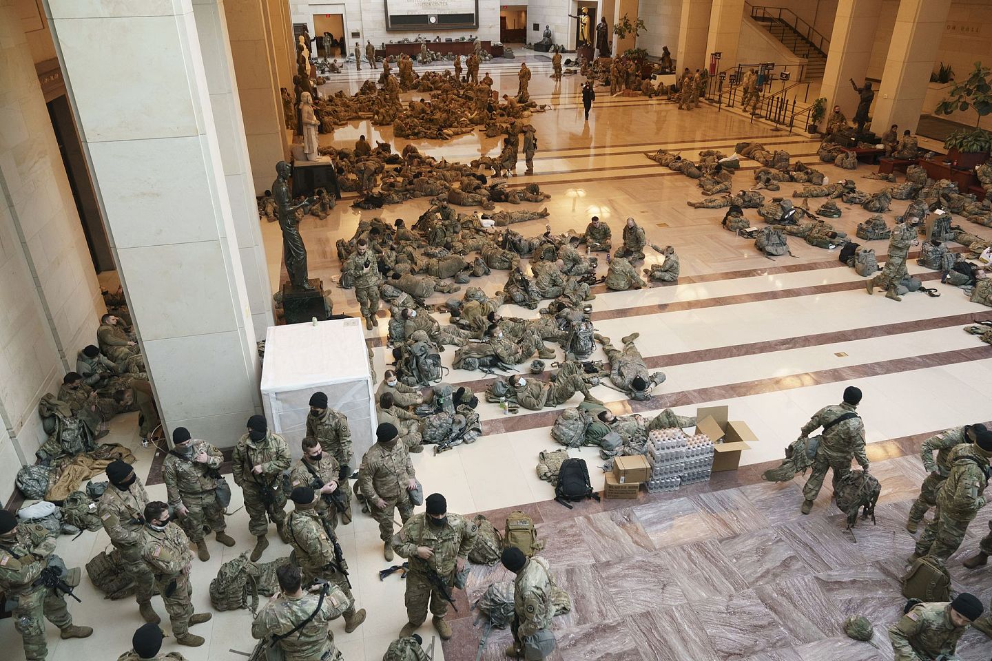 美国国会1月13日辩论弹劾总统特朗普，而在表决前，大批国民警卫队在国会大楼内外戒备。（AP）