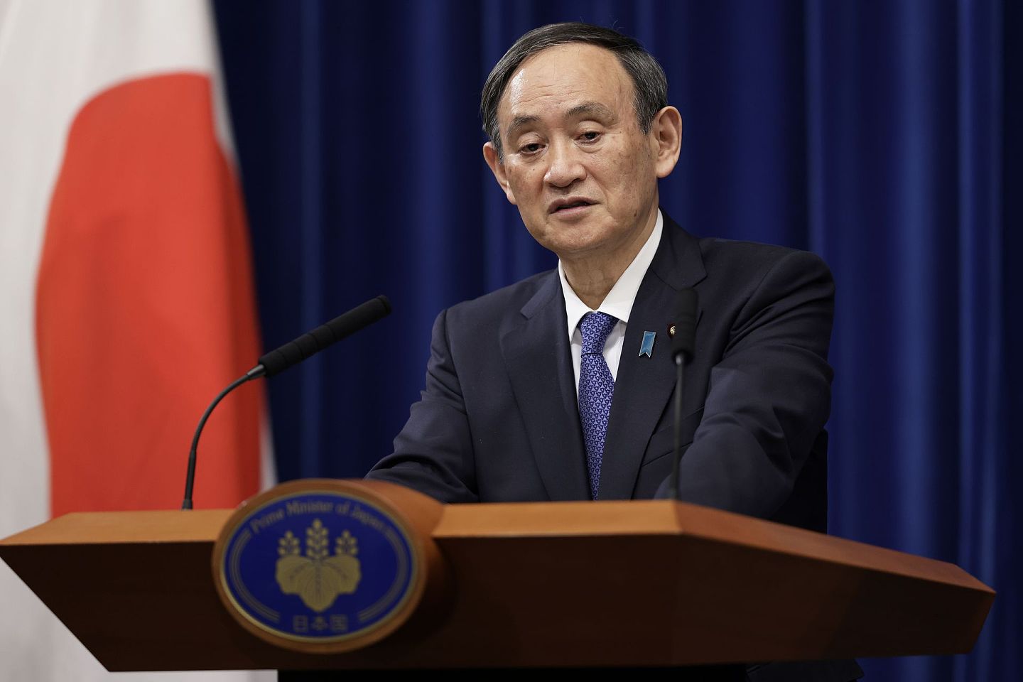 图为2021年1月7日，日本首相菅义伟于东京的官邸出席记者会。（Getty）