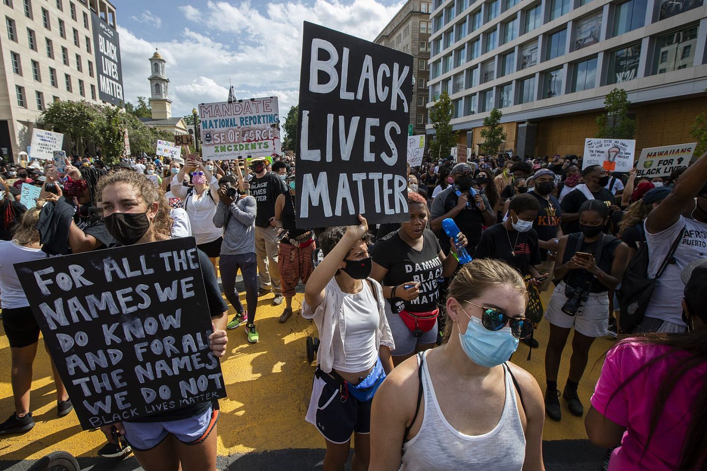 美国首都华盛顿於2020年8月28日有过万人集会，纪念已故黑人民权领袖马丁路德金（Martin Luthur King Jr.）发表《我有一个梦想》演说57周年，他们同时要求争取种族公义，以及正视警暴问题。（AP）