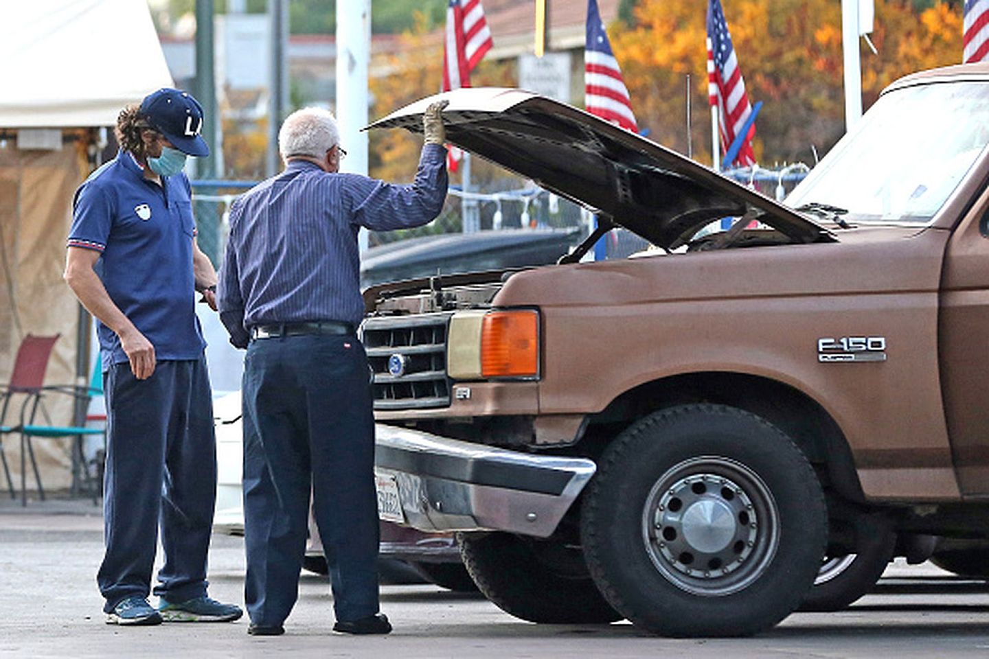 2020年11月17日，美国洛杉矶的一位年长者（右）从蓝领技工那里取回他的车。（Getty）