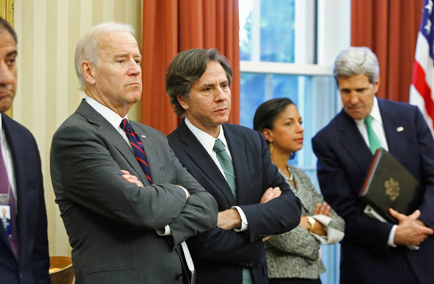 2013年11月1日，時任副國安顧問布林肯（左三）和時任副總統拜登（左二）在白宮出席外事活動。（Reuters）