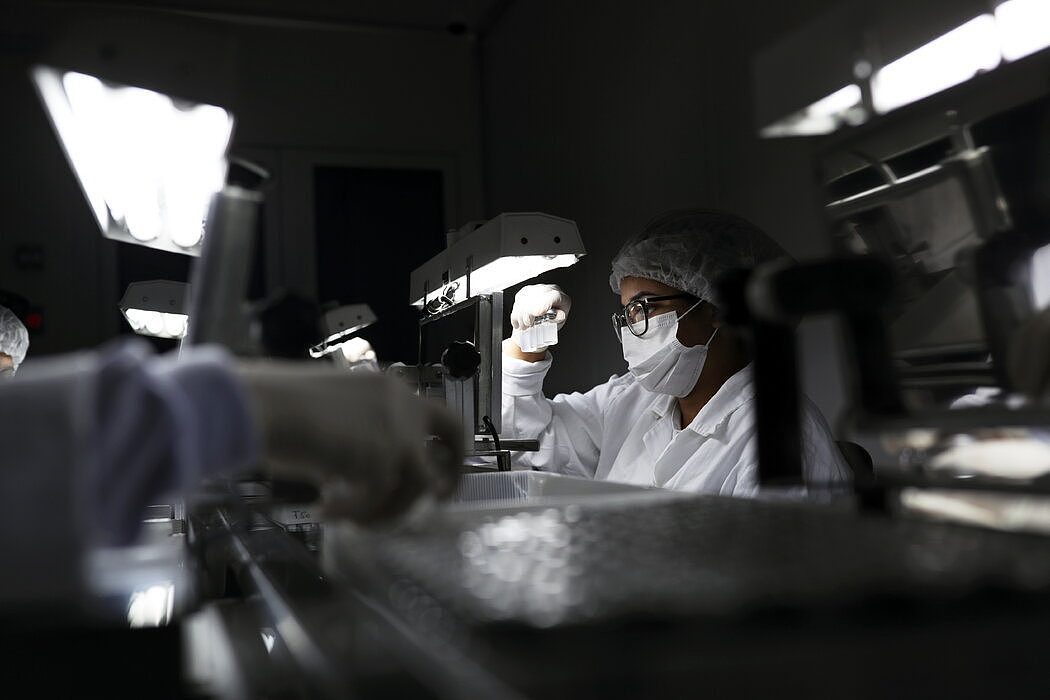 工作人员在圣保罗布坦坦研究所检查装有CoronaVac疫苗的小瓶。在巴西进行的一项试验发现，这种中国制造的疫苗的有效率略高于50％。