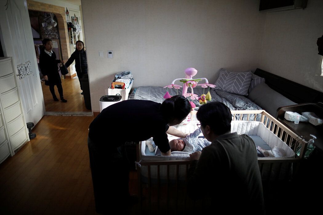 2018年，韩国首尔，父母在照顾新生儿。韩国的出生率是世界上最低的。