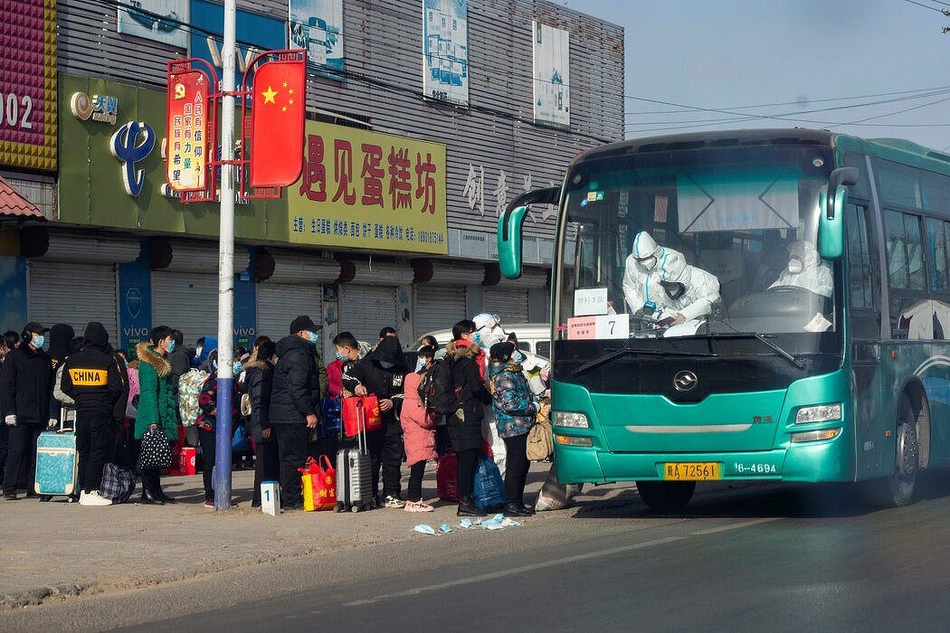 来自中国官媒的照片显示，石家庄居民周一排队接受集中隔离。
