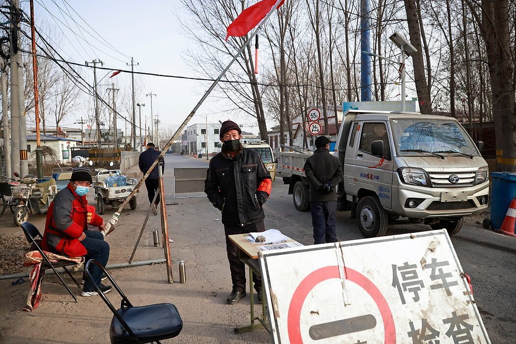 志愿者周二在北京郊外与河北接壤处的一个检查站执勤。