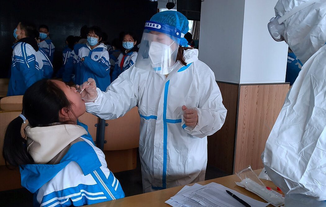 来自中国官媒的图片显示邢台上周进行的核酸筛查，邢台是河北省采取了封城措施的另一座城市。