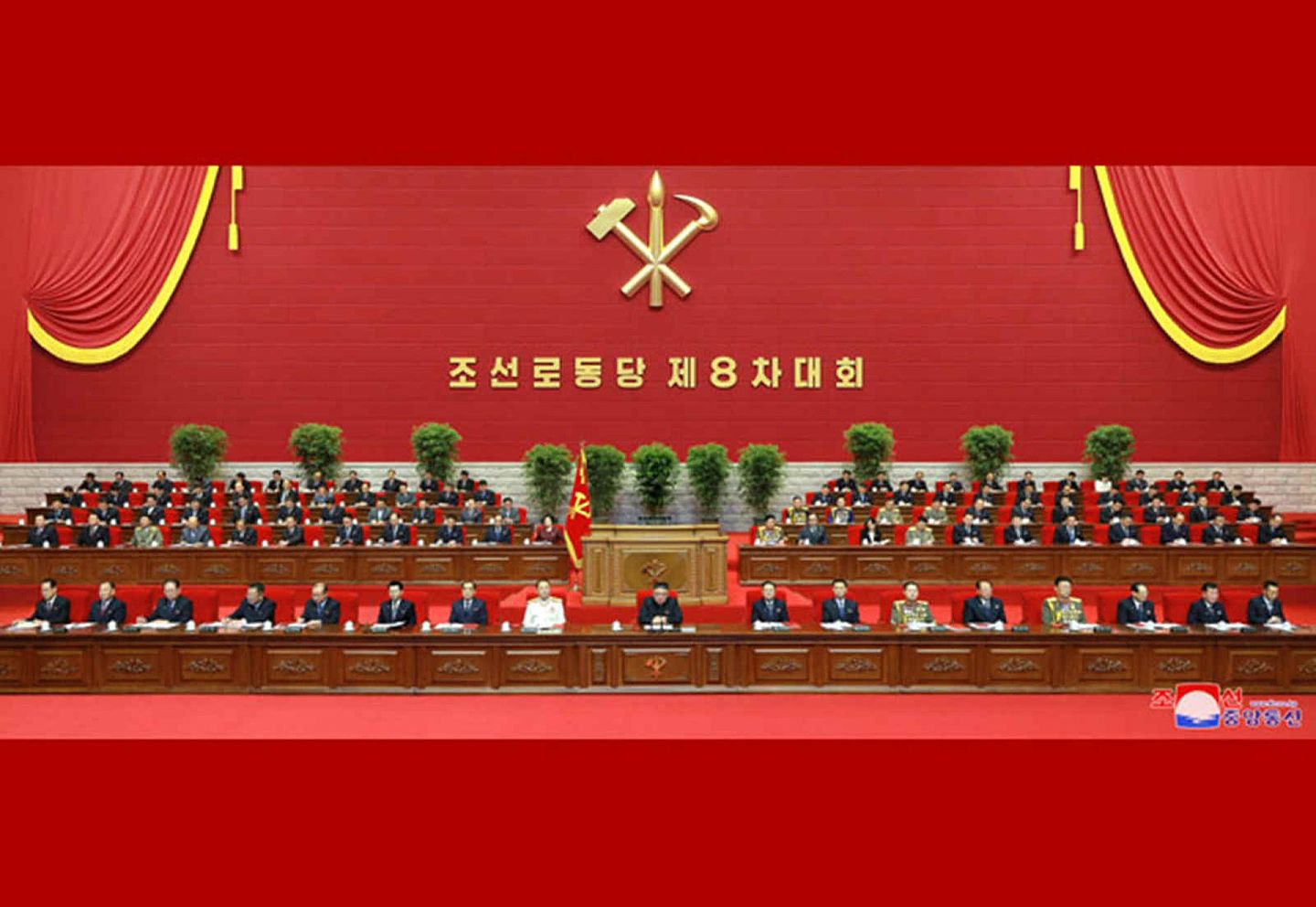 朝鲜劳动党第八次全国代表大会2021年1月5日在平壤举行开幕式，朝鲜领导人金正恩（前排中）出席了会议。（朝中社）