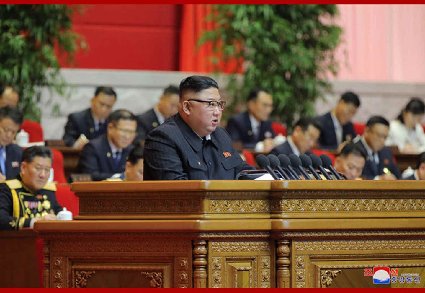 金正恩在开幕词中强调，必须从主观方面寻找朝鲜经济建设失败的原因。（朝中社）