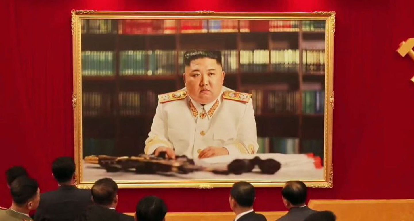 朝鲜中央电视台2021年1月6日公布金正恩的画像，这是他执政以来首次身穿制服的画像。（朝鲜中央电视台）