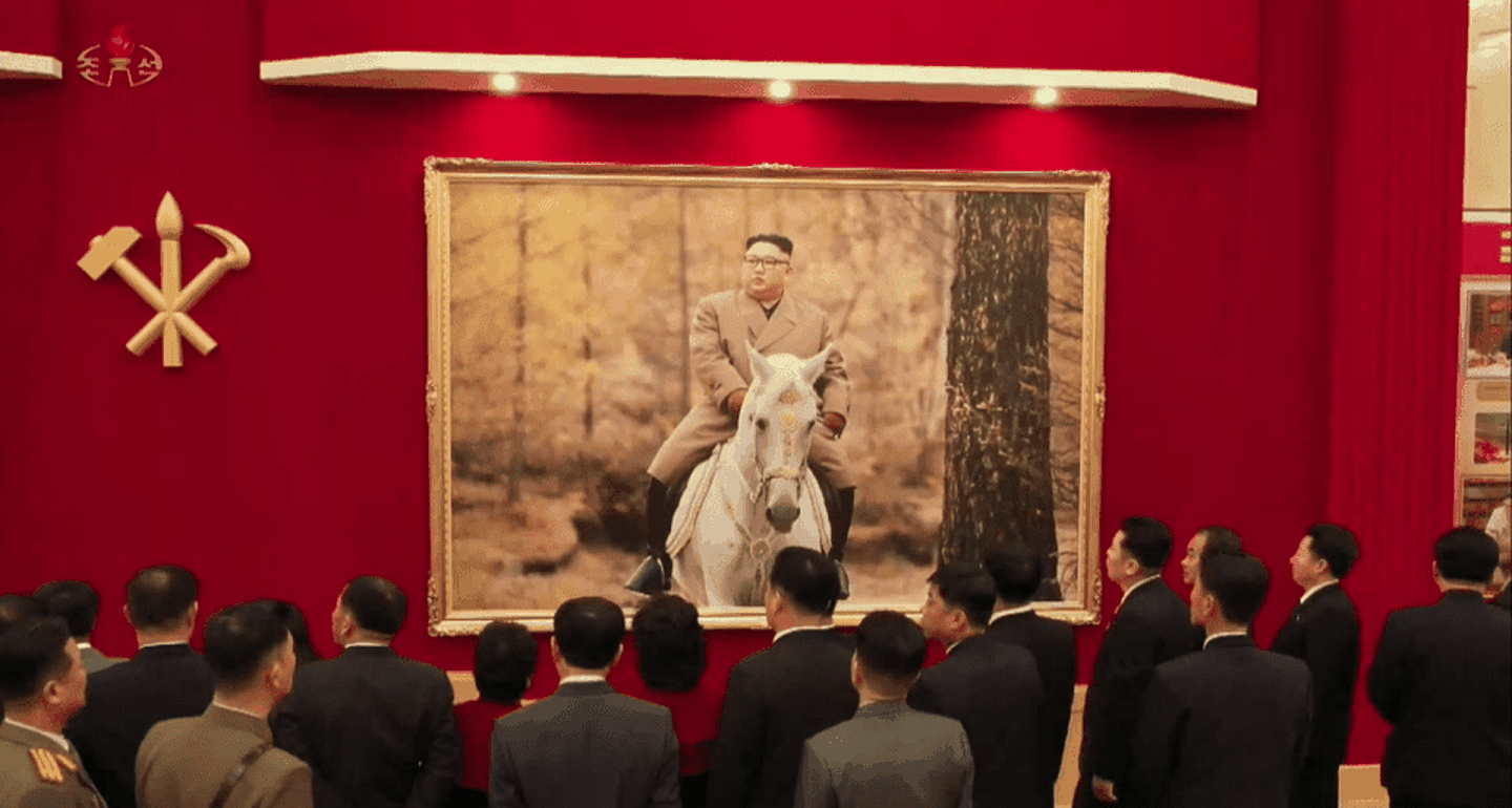金正恩身穿米色大衣、骑着白马的画像也被悬挂在平壤4.25文化会馆的墙上。（朝鲜中央电视台）