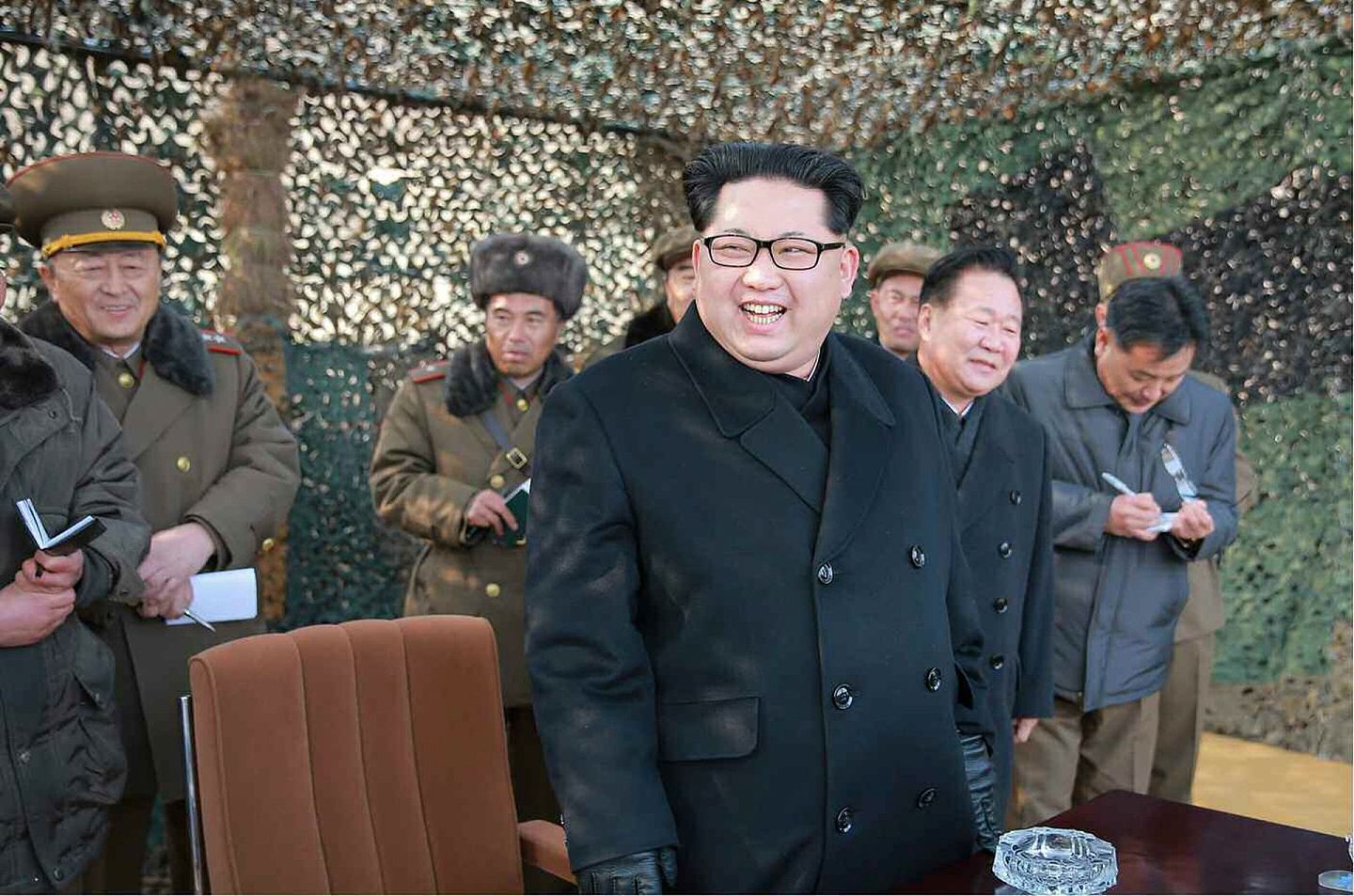 2016年3月3日,金正恩视察朝军，指导军队进行新型火箭炮实弹射击训练。他下令三军面对敌人的威胁时，要准备好随时动用核武迎战。 据韩国国防部证实，朝鲜3月3日向朝鲜半岛东部海域发射了数枚短程导弹。（Reuters）