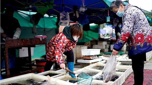 一般相信，2019冠状病毒病感染最早出现在武汉华南海鲜市场。