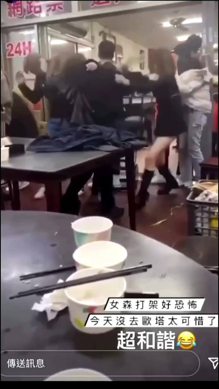 火鸡肉饭店内2名女子因抢凳子互殴。 翻摄脸书社团《台中踢爆网》