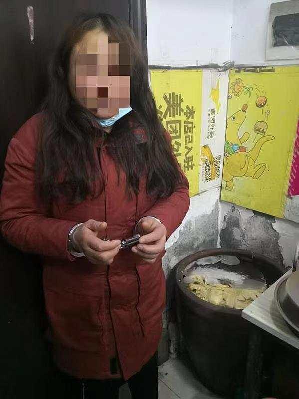 正好有人送了个缸 大妈偷600斤白菜做成酸菜（组图） - 4