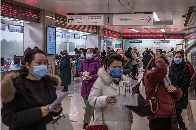 1月14日，世界卫生组织新冠溯源专家组抵达武汉。同一天，中国出现八个月以来首例新冠死亡病例（图为戴着防护口罩的人们1月14日在北京的一家医院就诊）。