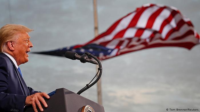 Symbolbild America First | Präsident Trump vor US-Flagge