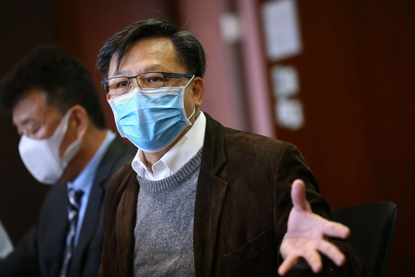 多名建制派立法会议员批评港府防疫成效。 （HK01)