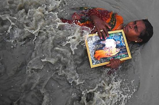 一名在河中祈祷的印度教信徒（法新社）