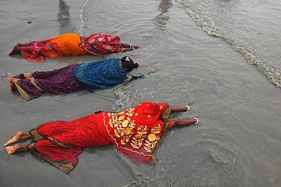 在恒河中祈祷的印度教信徒（法新社）
