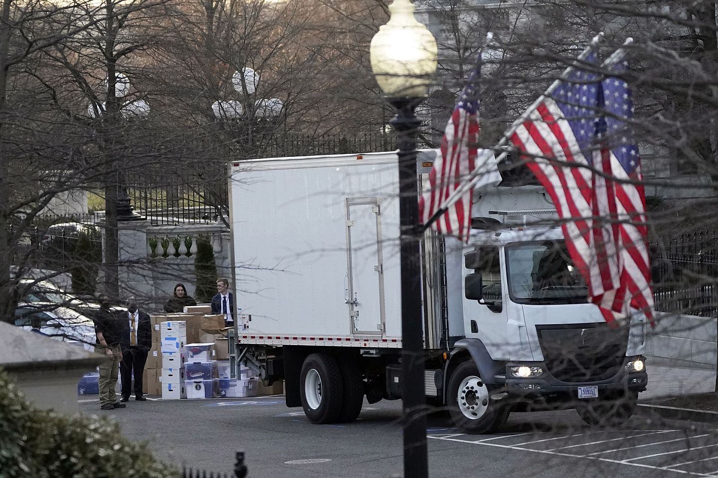 2021年1月14日，一辆货车抵达华盛顿，将从白宫内的艾森豪威尔行政办公楼（Eisenhower Executive Office）搬走的箱子运出。（AP）