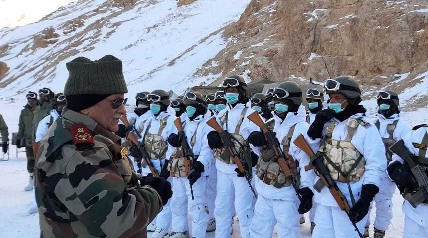 印国防参谋长拉瓦特近日前往中印边境一线部队视察，印军身着从美国采购的二手防寒服亮相。（微博@精英出鞘）