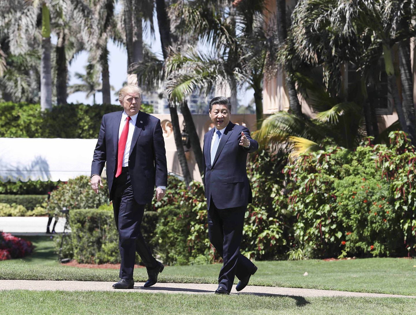 2017年4月7日，中国国家主席习近平在美国佛罗里达州海湖庄园同美国总统特朗普举行中美元首第二场正式会晤。（新华社）