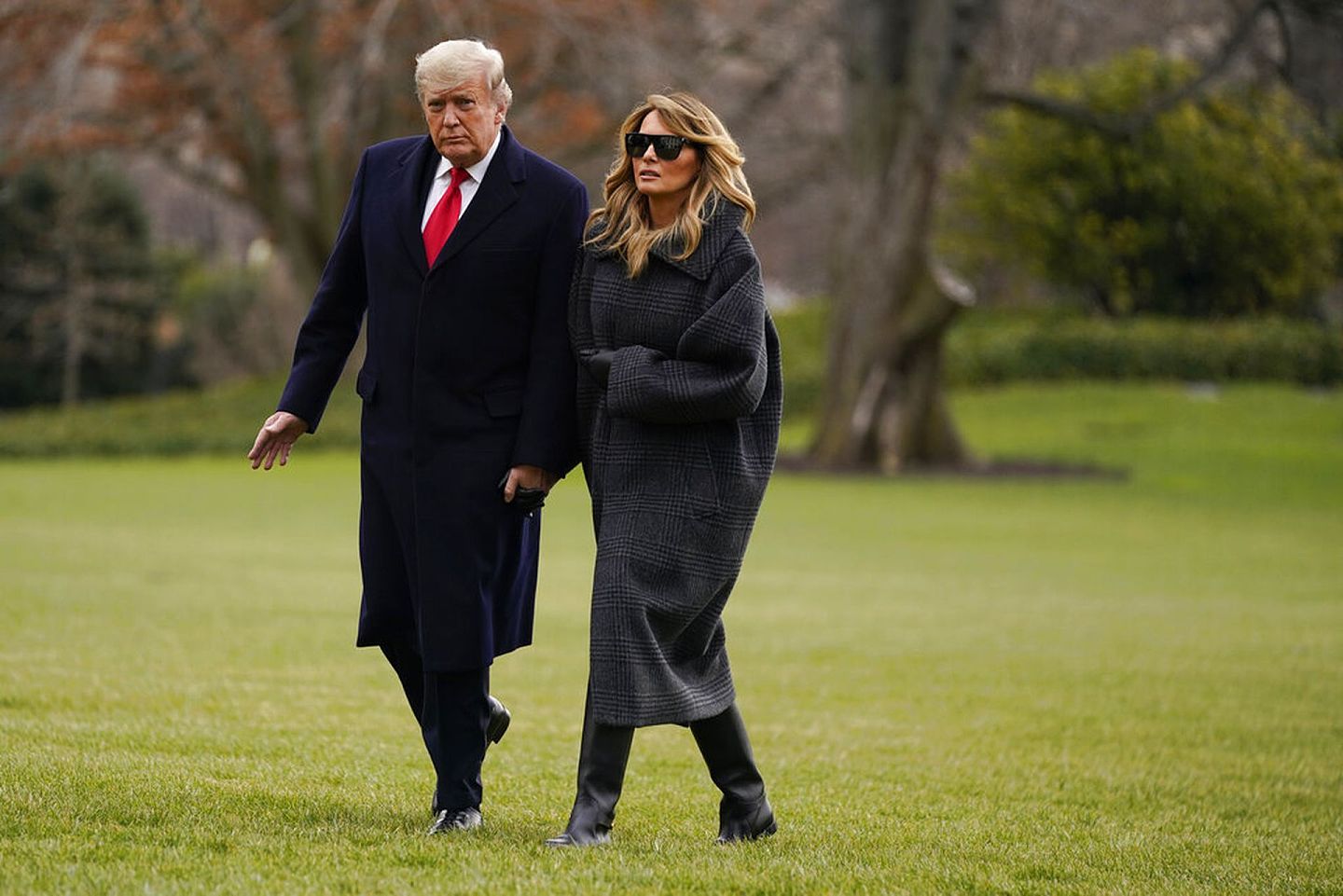 2020年12月31日，美国总统特朗普和第一夫人梅拉尼娅（Melania Trump）从海湖庄园回到白宫。（AP）