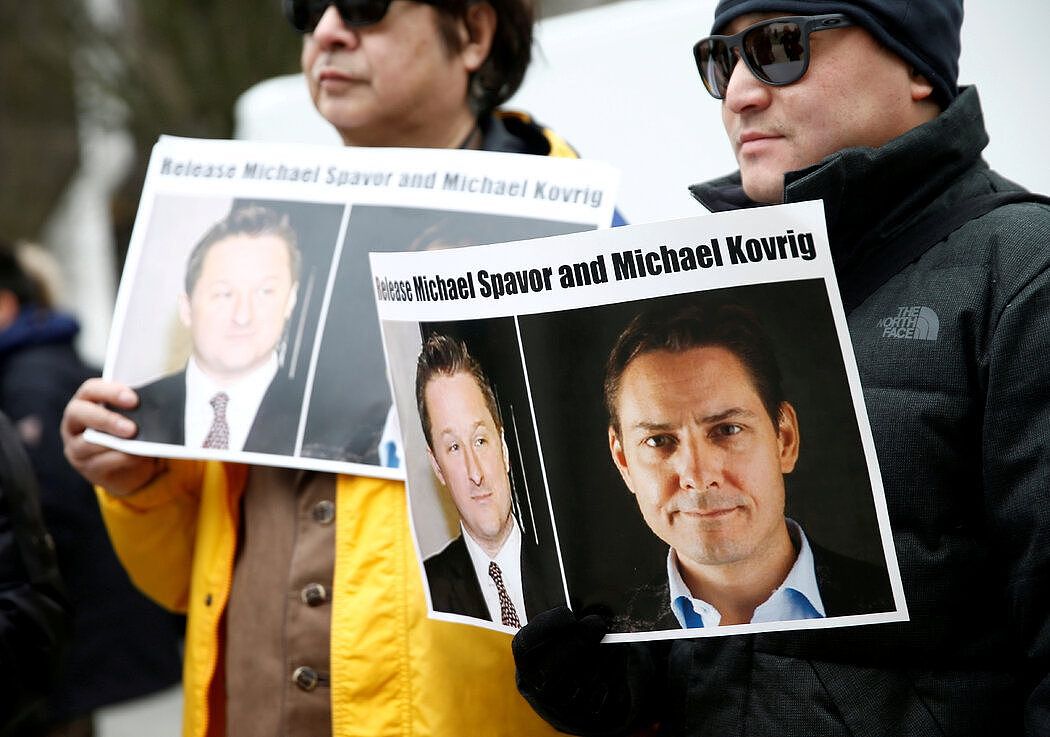 去年，温哥华举行的一次抗议活动中，人们呼吁中国释放在押人士迈克尔·斯帕沃尔和康明凯。