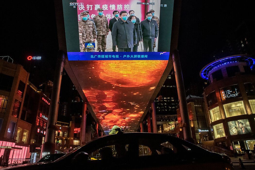 去年3月，北京一个大屏幕上播放的中国领导人习近平在武汉视察的场面。