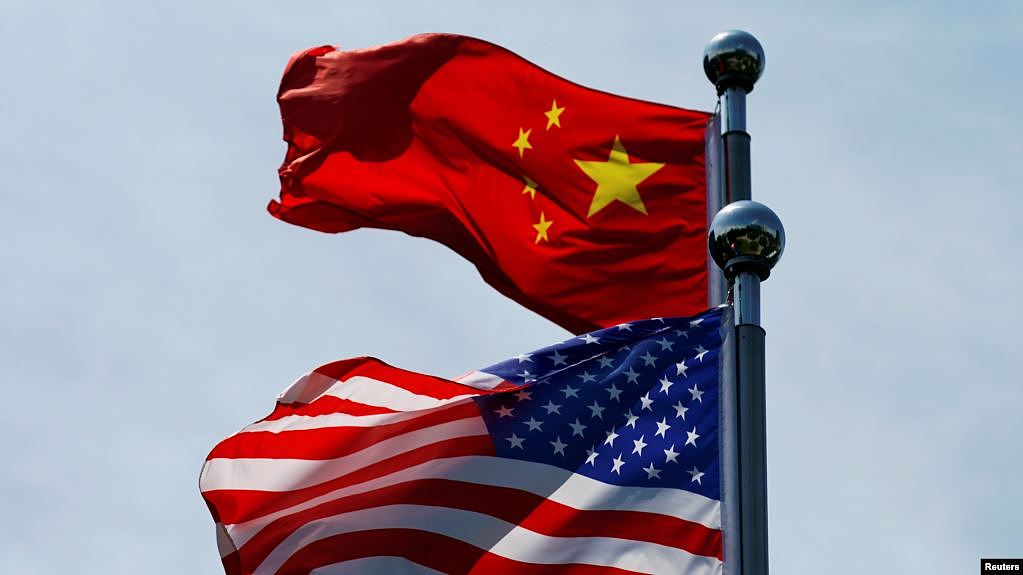 上海外滩飘扬的美国和中国国旗。
