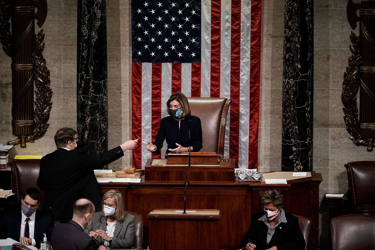 美国国会众议院1月13日就弹劾特朗普的议案投票，并最终通过了弹劾议案。众议长佩洛西（Nancy Pelosi）主持了这次会议。（AP）
