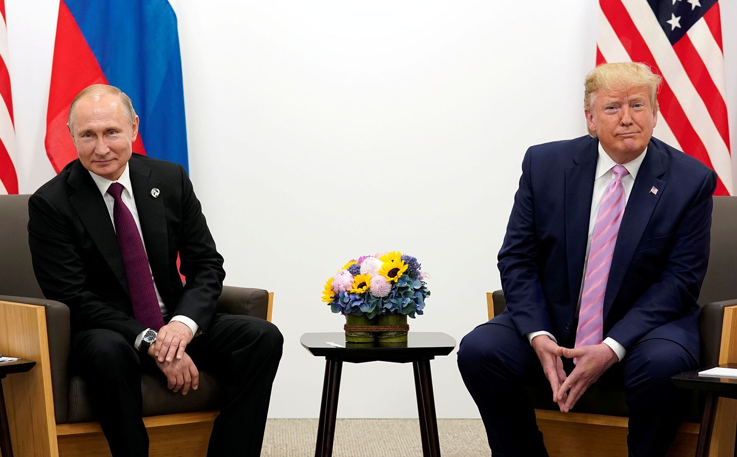 俄罗斯正在启动退出《开放天空条约》的程序。图为2019年6月28日，美国总统特朗普和俄罗斯总统普京（Vladimir Putin）在大阪二十国集团峰会期间会面。（Reuters）