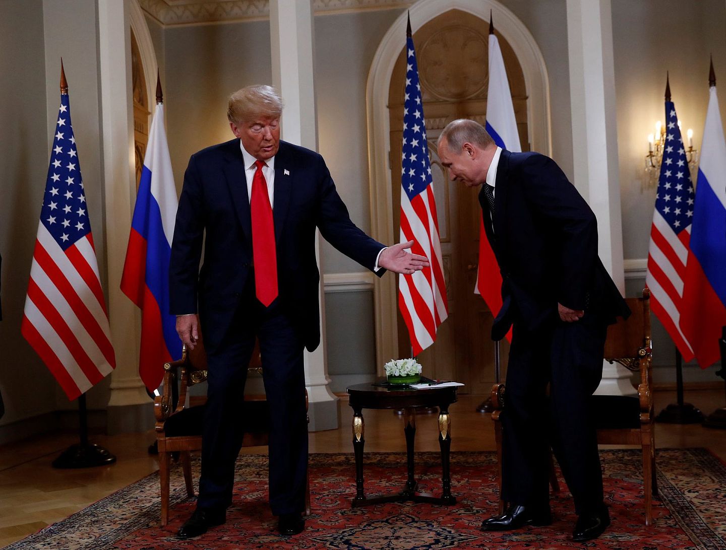 俄罗斯上议院国际事务委员会负责人科萨切夫表示，终止条约的责任完全在于美国及其北约盟国。图为2018年7月16日，普京和特朗普在芬兰首都赫尔辛基举行了双边会晤。（Reuters）