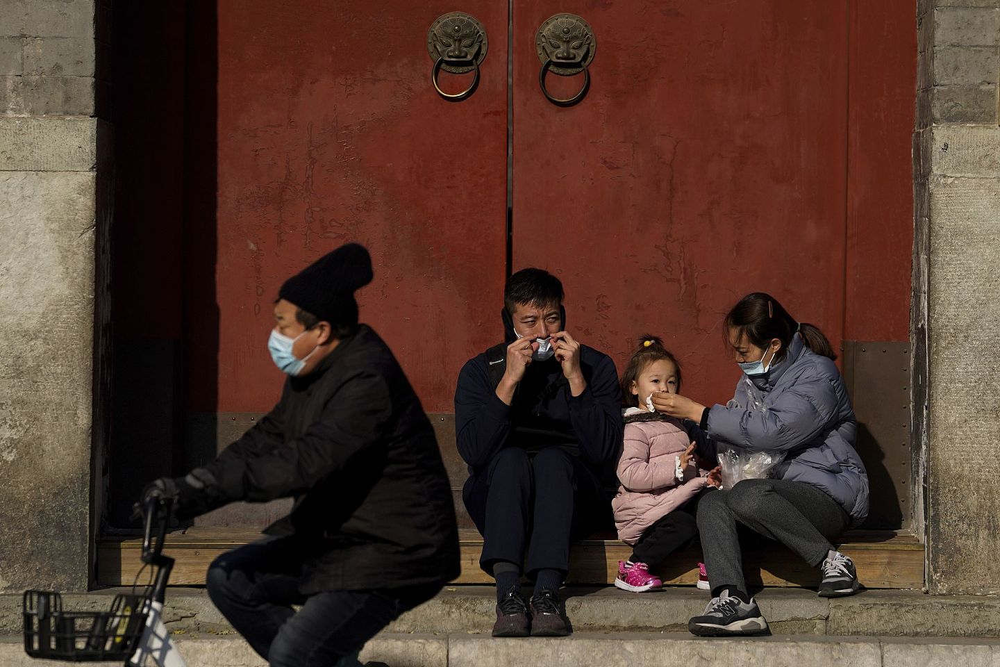 中国普通人已经习惯了戴着口罩的生活。（AP）
