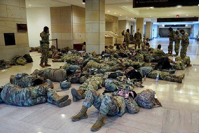 美国国会大厦成为临时军营，近千名士兵躺地板上休息 （组图） - 1