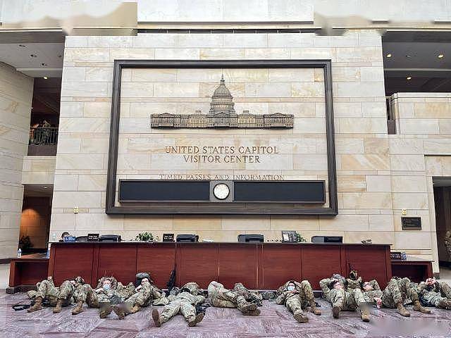 美国国会大厦成为临时军营，近千名士兵躺地板上休息 （组图） - 4