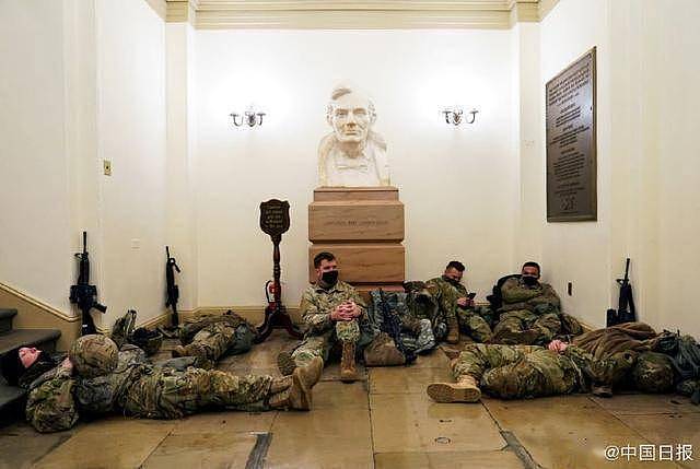 美国国会大厦成为临时军营，近千名士兵躺地板上休息 （组图） - 5