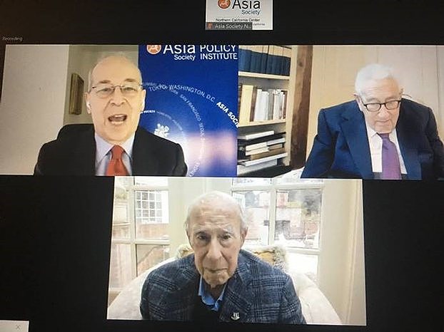 1月14日，美国前国务卿舒尔茨(George P.Shultz)（下）和基辛格(Henry A. Kissinger) （上右）出席亚洲协会举办的 “美中未来”讨论会。（视频截图）