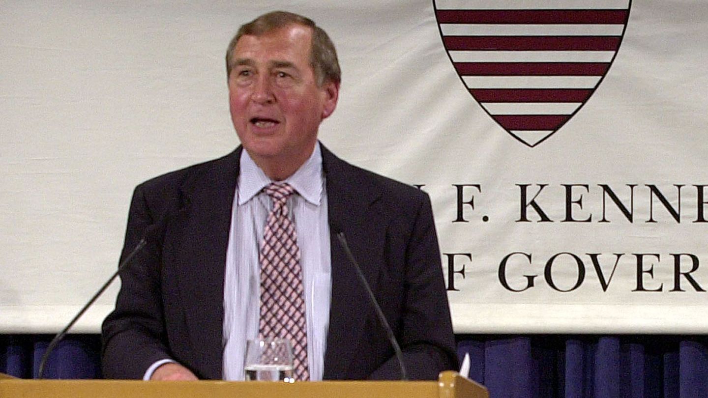 2002年10月17日，哈佛大学教授埃里森在马萨诸塞州哈佛大学出席一场辩论。（Getty）