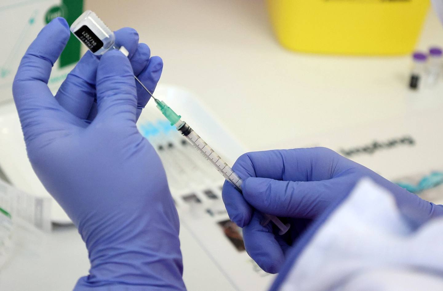 图为1月13日，医护人员正在准备注射辉瑞疫苗。 （Reuters）
