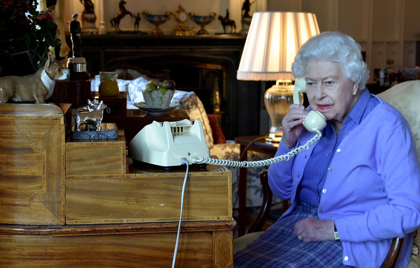 染疫不问王侯将相，英国首相约翰逊（Boris Johnson）2020年3月27日因感染新冠肺炎进入重症病房，2020年3月25日，英国温莎城堡，英国女王伊丽莎白二世（Queen Elizabeth II）与约翰逊进行交谈，问候他的病情。（Reuters）