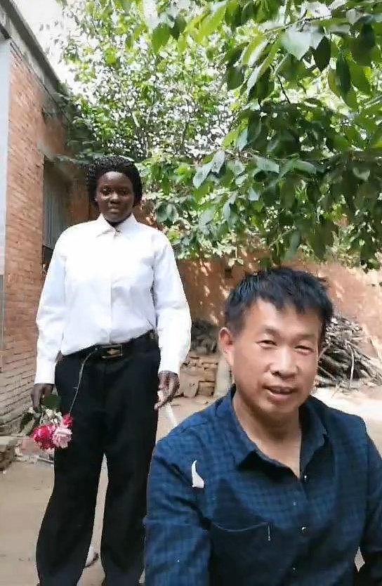 45岁中国农民娶小18岁非洲媳妇！婆婆狂赞：生娃能养，包揽所有的家务事会干活（视频/组图） - 3